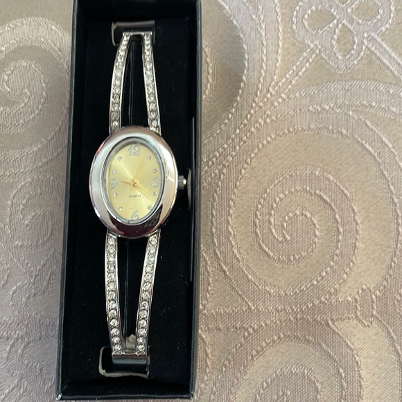 🆕 Vintage Avon Oval Two Tone Embellished Watch (will need a new battery) - Picture 1 of 5